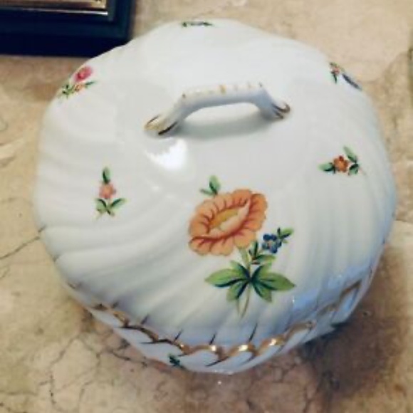 HEREND Floral Trinket, Dresser Lidded Porcelain Box Jewelry, Storage, etc EUC - Picture 1 of 12